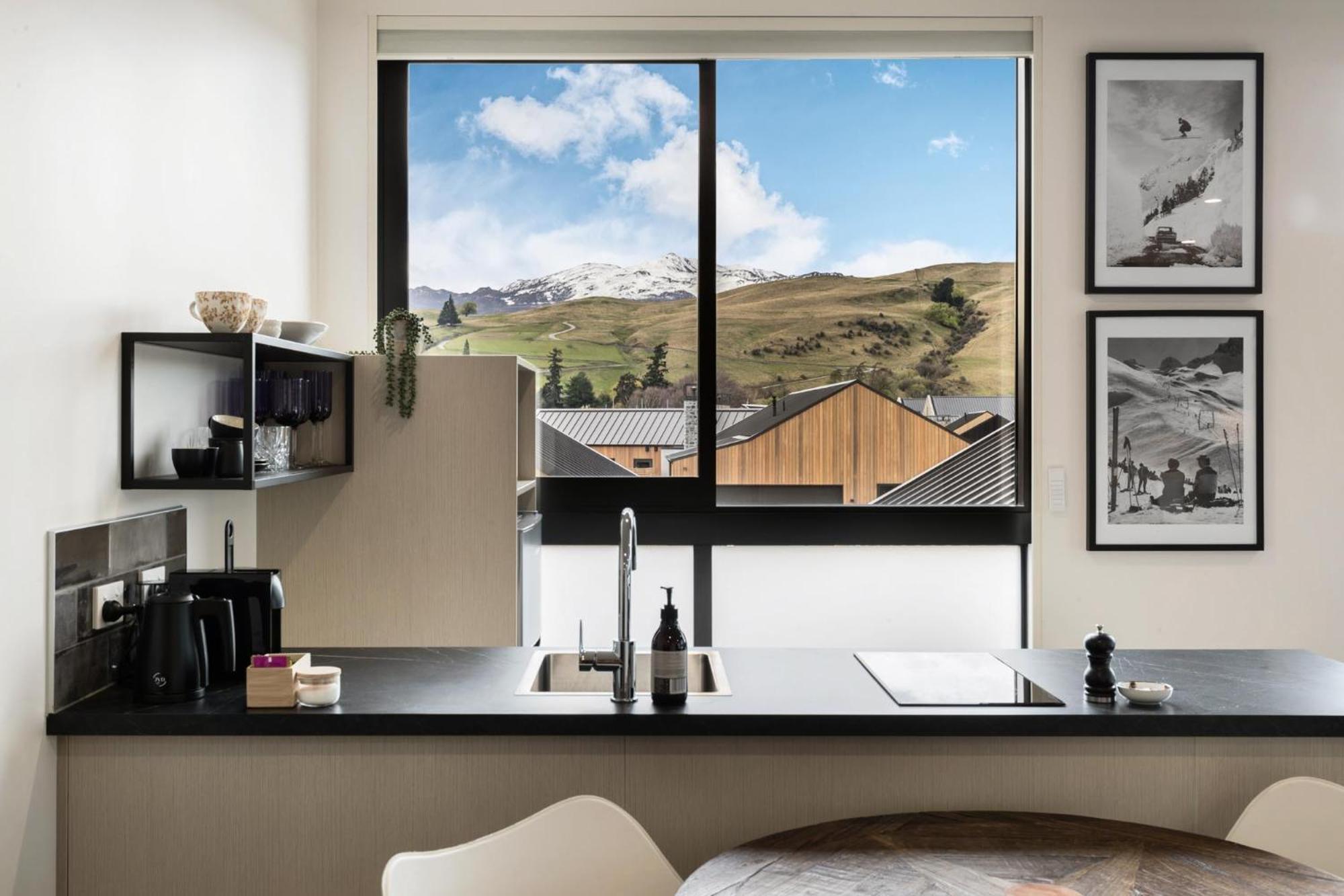 12Th Avenue Suites Квинстаун Экстерьер фото