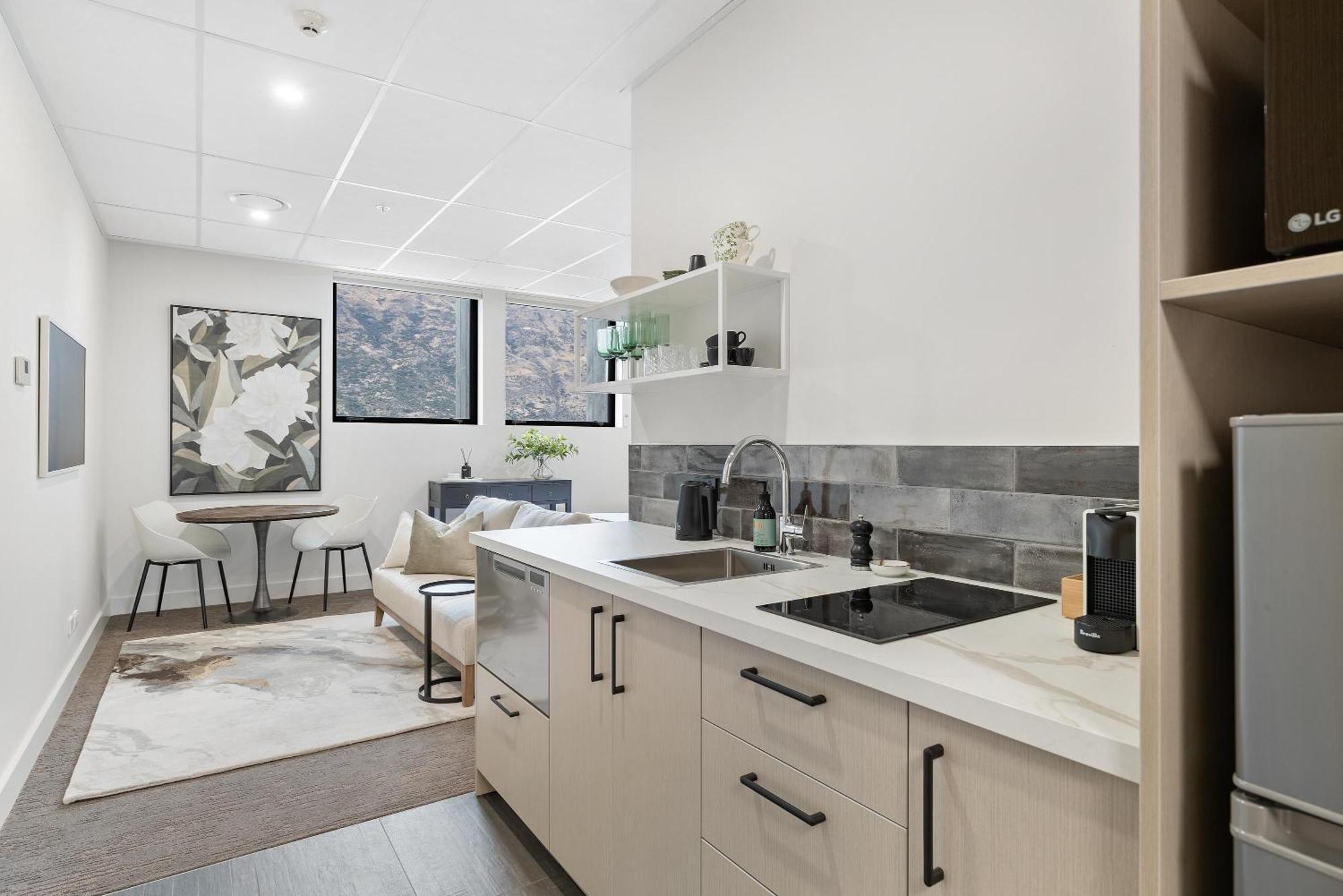 12Th Avenue Suites Квинстаун Экстерьер фото
