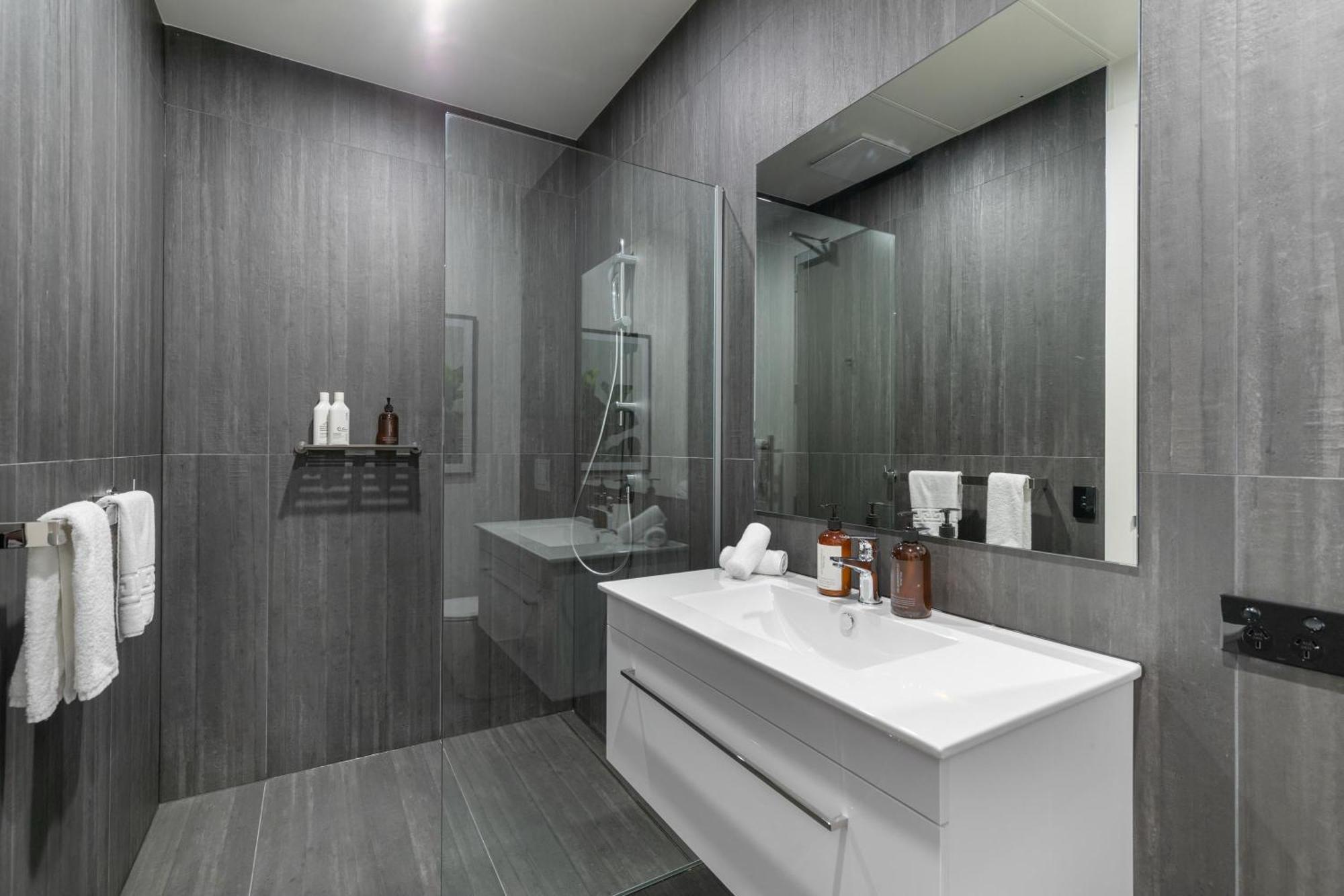 12Th Avenue Suites Квинстаун Экстерьер фото
