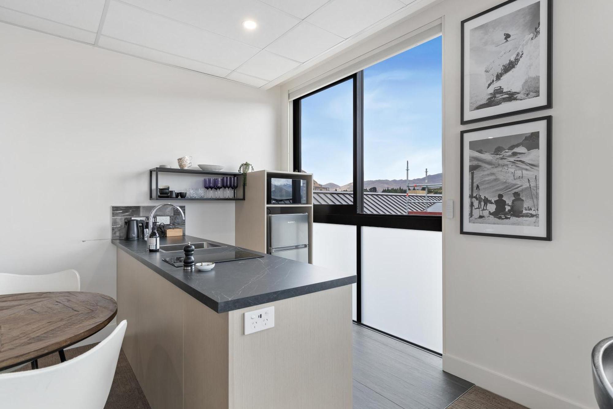 12Th Avenue Suites Квинстаун Экстерьер фото