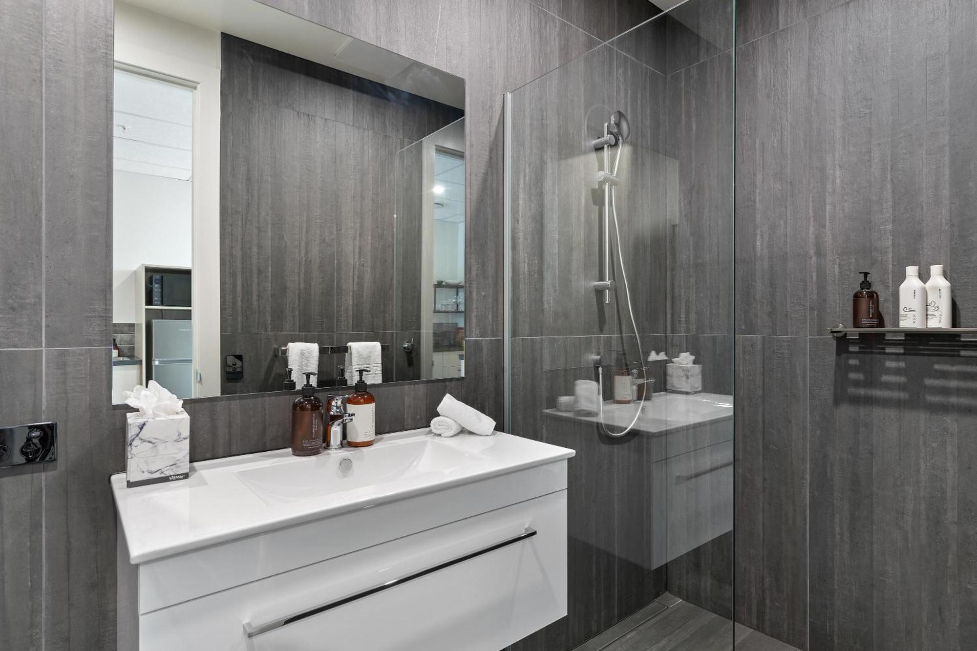 12Th Avenue Suites Квинстаун Экстерьер фото